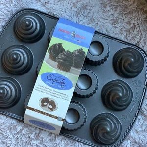 Nordic Ware cupcake baking pan NWT